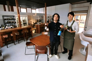 ナチュラルワインや純米酒を堪能できるカフェ・バー「ＹＯＫＡＣＨＯＲＯ」＝丹波篠山市立町