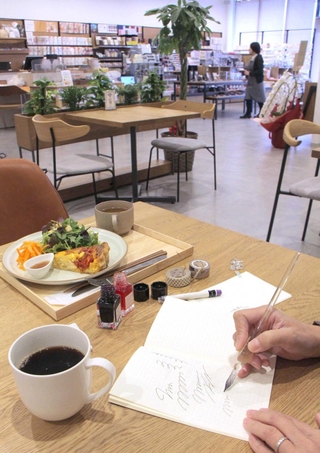 食事をしながら文房具の新商品を試すこともできる＝丹波市柏原町母坪