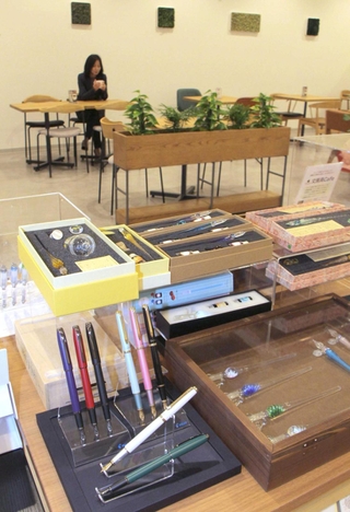 文房具の販売コーナーとカフェが一体になった店内＝丹波市柏原町母坪