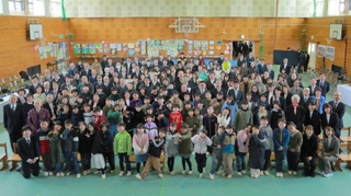 閉校する学びやで記念写真に納まる前山小学校の児童ら＝丹波市市島町上竹田