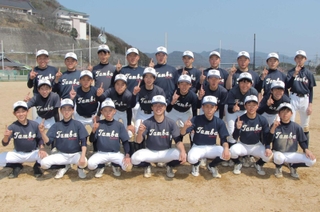 岡山県での全国大会に出場する２５人の選手たち＝円応教グラウンド