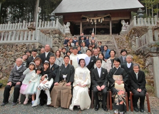 幼い頃から親しむ「草山の春日神社」で結婚式を挙げ記念写真に納まる新郎新婦ら＝丹波篠山市本郷