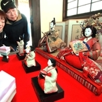 穏やかな表情や華やかな装飾が目を引くひな人形＝丹波篠山市西新町