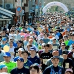 号砲とともにスタートし、城下町を駆けるランナーたち＝丹波篠山市北新町