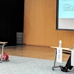 男性の育児取得と働き方などについて意見交換する中西信雄さん（左）ら＝丹波篠山市民センター