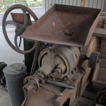 ピーナツバターの製造に使われたという機械＝丹波市柏原町内