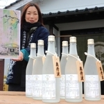 酒蔵まつり限定の日本酒とイベントをＰＲする従業員＝山名酒造