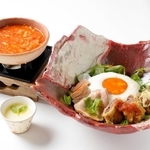 西紀サービスエリア下り線の「丹の超他人丼」（西日本高速道路サービス・ホールディングス提供）