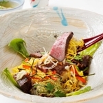 西紀サービスエリア上り線の「但馬牛の五種ひしめき丼」（西日本高速道路サービス・ホールディングス提供）