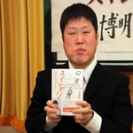 引きこもった１７年と、その後の１８年の歩みを綴った「スイングバイ」を出版した糸井博明さん＝丹波市柏原町柏原