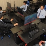 専用のパソコンでゲームに打ち込む氷上西高校のｅスポーツ部員たち＝同校