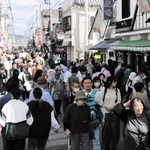 １０月の週末に「歩行者天国」となり、多くの人でにぎわう丹波篠山市の中心部＝同市二階町