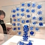 オイヴァ・トイッカの大型作品「知恵の樹」（２００８年）＝兵庫陶芸美術館