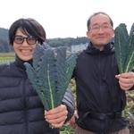 カーボロネロの栽培管理を担当した工藤翔佳さん（左）と辻剛宏さん＝丹波市市島町上田