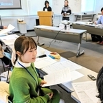 「聞き書き」の講座でペアになり、互いに相手の仕事や人生を聞き取る参加者＝丹波篠山市東新町