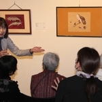 マツタケの絵について、林容子さん（左）と語り合う参加者たち＝植野記念美術館