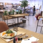 食事をしながら文房具の新商品を試すこともできる＝丹波市柏原町母坪