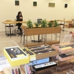 文房具の販売コーナーとカフェが一体になった店内＝丹波市柏原町母坪