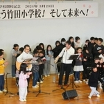 卒業生による音楽バンド「ＭＴＴ３８９」と熱唱する竹田小の児童たち＝丹波市市島町中竹田