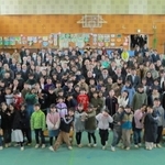 閉校する学びやで記念写真に納まる前山小学校の児童ら＝丹波市市島町上竹田