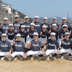 岡山県での全国大会に出場する２５人の選手たち＝円応教グラウンド