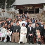 幼い頃から親しむ「草山の春日神社」で結婚式を挙げ記念写真に納まる新郎新婦ら＝丹波篠山市本郷