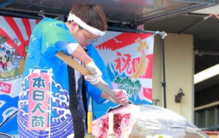 巧みな包丁さばきを披露する市野さん＝丹波篠山市今田町上立杭