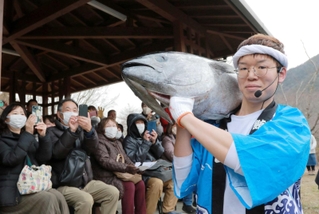 マグロを肩に担いで登場する市野さん＝丹波篠山市今田町上立杭