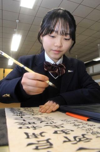 全国高校総合文化祭への出品作を制作する谷垣結心さん＝柏原高校