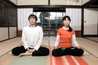 本上田邸でヨガ教室を開いている渡辺トモコさん（右）、顕さん＝丹波市春日町棚原、本上田邸
