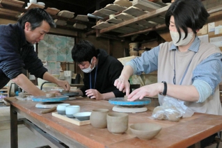 手びねりのぐい飲み作りを体験する研修の参加者たち＝丹波篠山市今田町上立杭