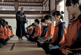 座禅を体験する１年生たち。外から葉擦れとせせらぎの音が聞こえる＝高源寺