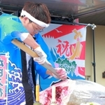 巧みな包丁さばきを披露する市野さん＝丹波篠山市今田町上立杭