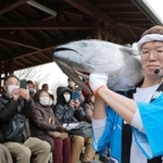 マグロを肩に担いで登場する市野さん＝丹波篠山市今田町上立杭