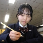 全国高校総合文化祭への出品作を制作する谷垣結心さん＝柏原高校