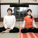 本上田邸でヨガ教室を開いている渡辺トモコさん（右）、顕さん＝丹波市春日町棚原、本上田邸