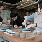 手びねりのぐい飲み作りを体験する研修の参加者たち＝丹波篠山市今田町上立杭