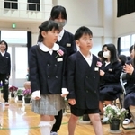 学校生活への期待と緊張を胸に入学式に臨む新１年生たち＝丹波篠山市糯ケ坪、八上小学校