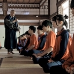 座禅を体験する１年生たち。外から葉擦れとせせらぎの音が聞こえる＝高源寺