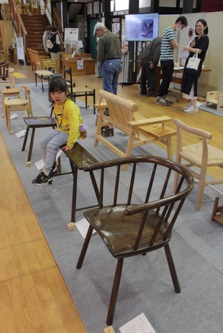 さまざまな木製の椅子が並ぶ会場＝丹波年輪の里