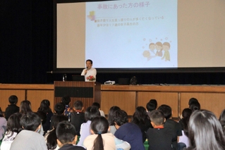 １９年前の尼崎ＪＲ脱線事故を通して、子どもたちに命の大切さを語るＪＲ西日本の元社員の兼古芳さん＝丹波市氷上町上新庄