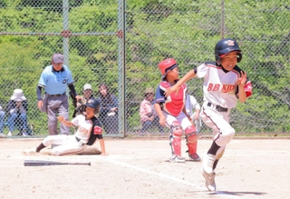 １回裏に３点目を奪取するベースボールキッズ丹波の選手ら＝春日総合運動公園