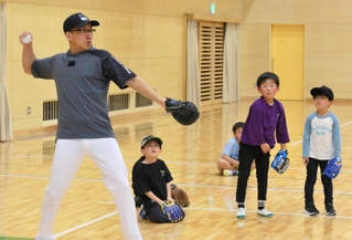 野球未経験の小学１、２年生に競技の楽しさや魅力を伝える谷口真一さん（左）＝丹波市山南町谷川