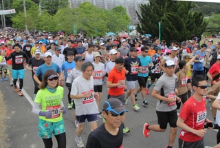 号砲とともに駆け出すランナーたち＝丹波市市島町上田