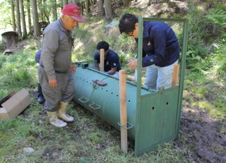 わなを設置する丹波市職員と猟師ら＝丹波市青垣町中佐治