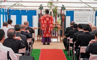 ホテル建設の起工式で、神事の後、神酒を飲む神職や関係者ら＝丹波篠山市内