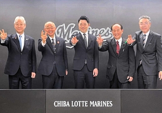 ロッテ球団の高坂俊介社長（中央）や酒井隆明市長（左から２人目）ら４自治体の首長＝ＺＯＺＯマリンスタジアム（丹波篠山市提供）