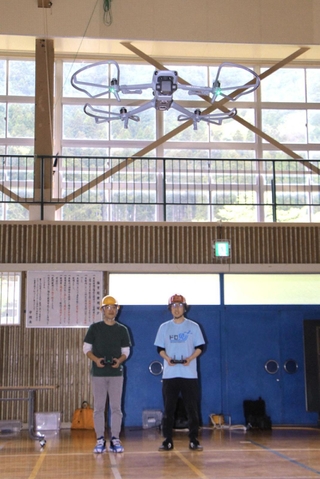 ドローンの操縦を練習する「ドロ免キャンプ　兵庫の空」の受講生と講師＝丹波市青垣町文室