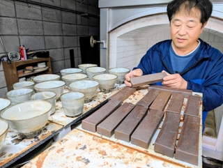 クレイバーを窯出しした丹山窯の森本芳弘さん＝丹波篠山市今田町上立杭