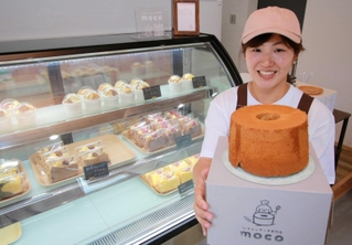大阪・茨木から一家で移住し、シフォンケーキ専門店を開いた吉村千嘉さん＝丹波篠山市南矢代